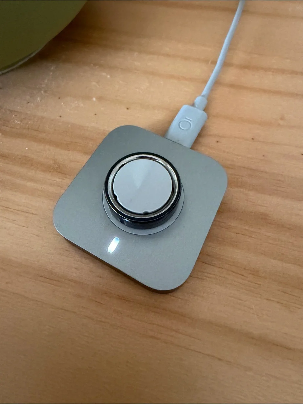 Oura Gen4 Ring with Magnetic Wired Charger Pad in Silver